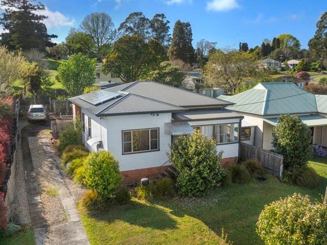 Well Cared For Home With Detached Studio