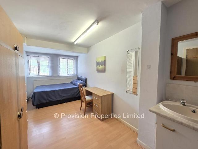 Well Close Rise, City Centre LS7 4 bed townhouse to rent £1,594 pcm £368 pw