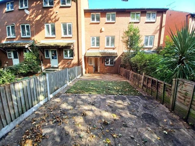 Well Close Rise, Leeds, West. 4 bed townhouse to rent £1,600 pcm £369 pw