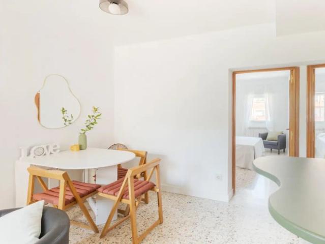 Well connected and with natural light in all rooms