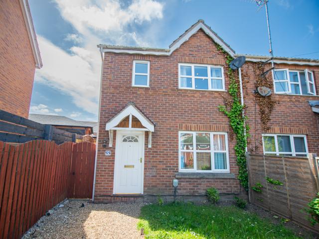 Well decorated 3 bed end terrace house on the popular location of Victoria Dock