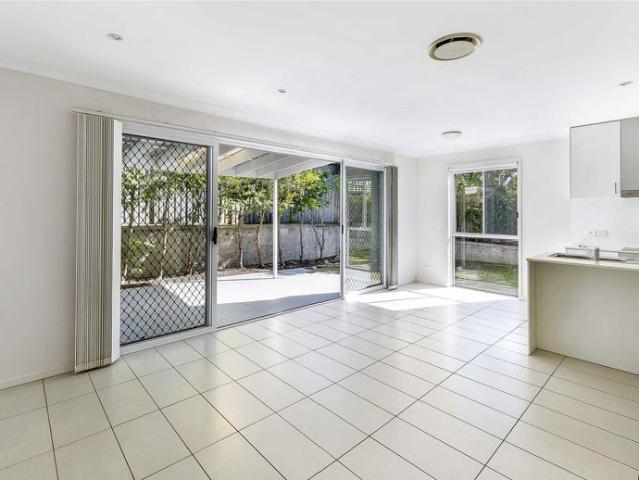 Well designed 3 bedroom townhouse close to Major bus station