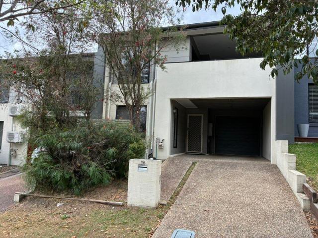 Well Equipped Family Sized Terrace Home Close to Everything