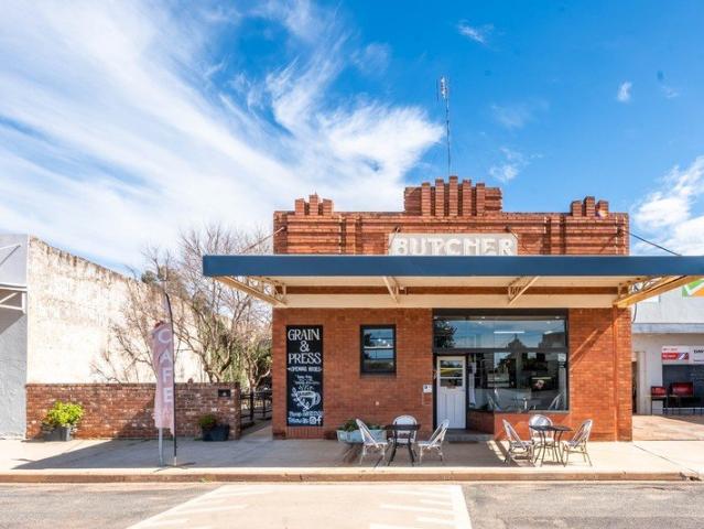 Well Established Cafe Business With Residence Or Investment!