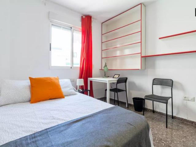 Well furnished room for rent in 5 bedroom apartment in Ciutat Vella