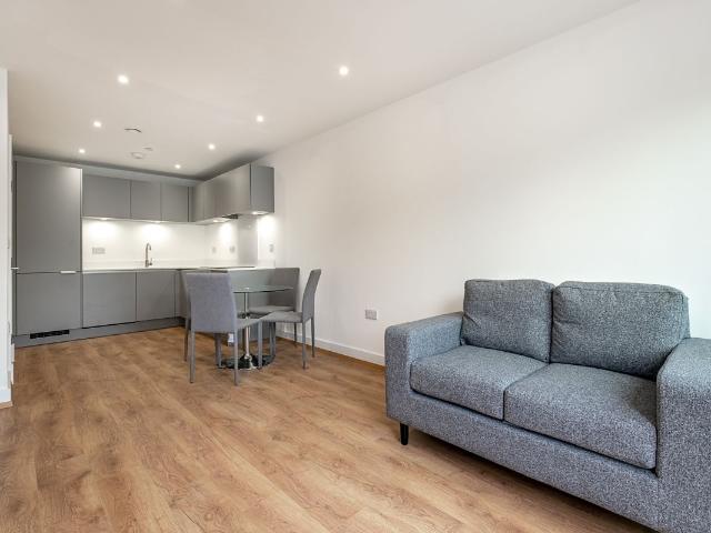 Well Farm Road, Whyteleafe CR3, 1 bed flat to rent, £1,300 pcm | PrimeLocation