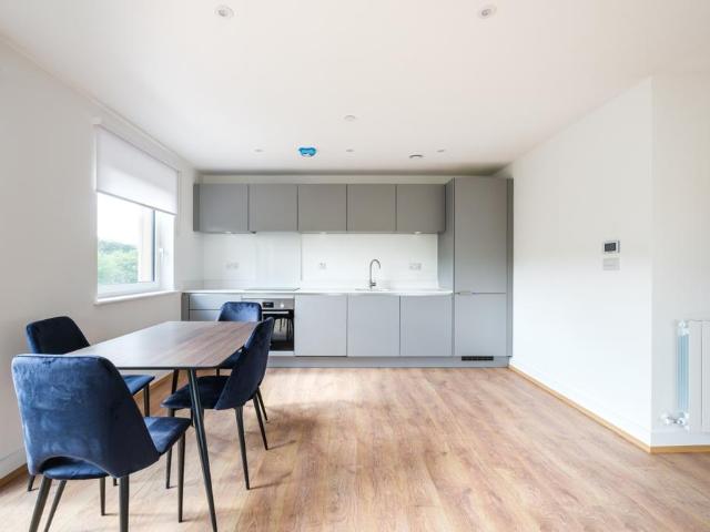 Well Farm Road Whyteleafe CR3 2 bed apartment to rent £1,710 pcm £395 pw