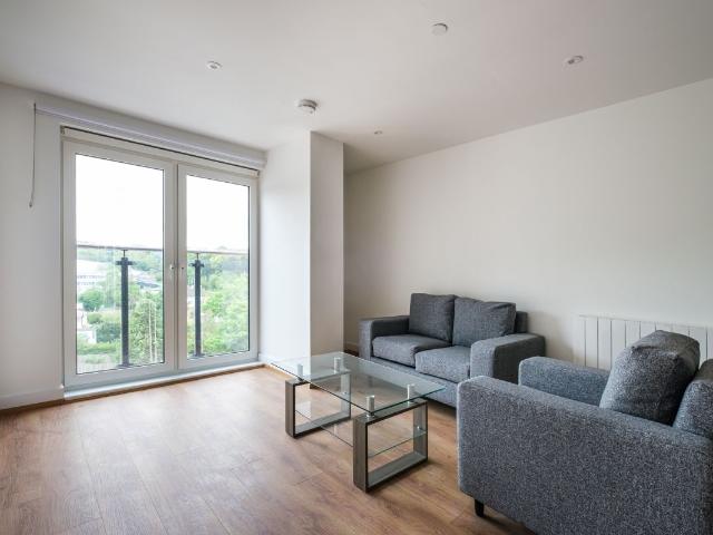 Well Farm Road, Whyteleafe CR3, 2 bed flat to rent, £1,750 pcm | PrimeLocation
