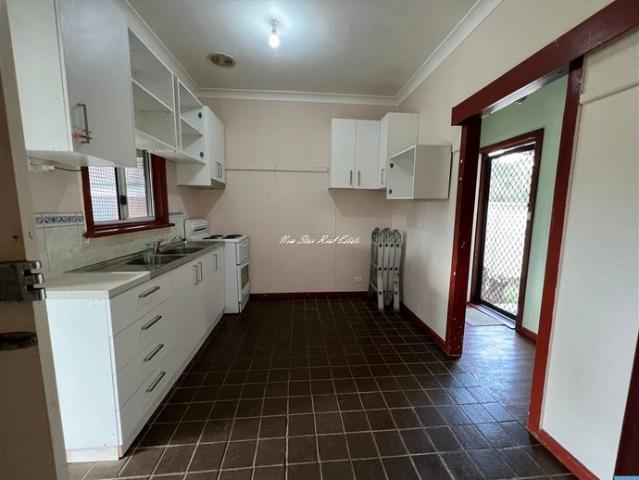 Well kept 1 bedroom house with study room