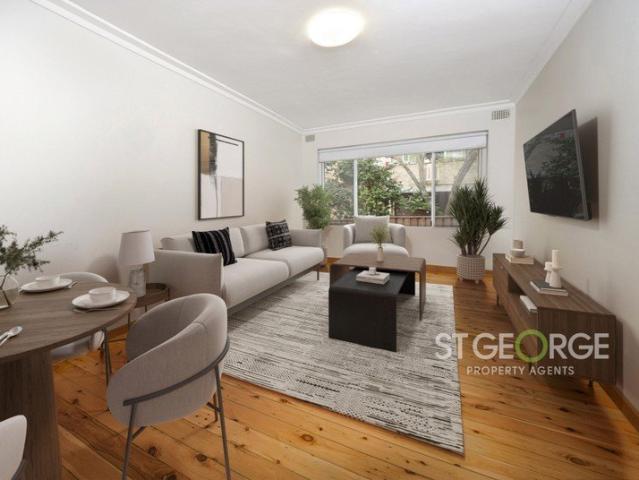 Well Kept & Convenient 2 Bedroom Apartment With Garage
