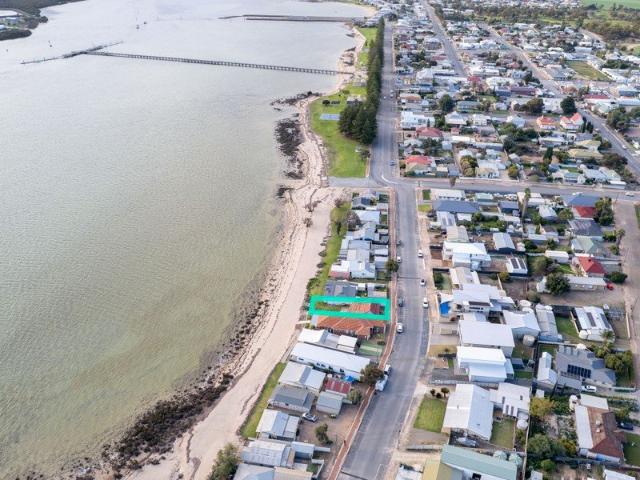 Well Kept Beachfront Shack with Stunning Views