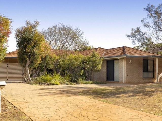 Well Kept Brick Home in Ideal Middle Ridge Location!