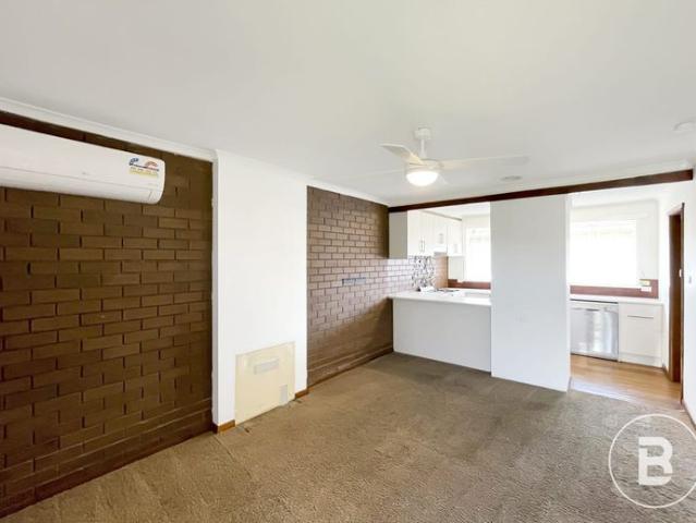 WELL KEPT ONE BEDROOM UNIT IN WENDOUREE LOCALE