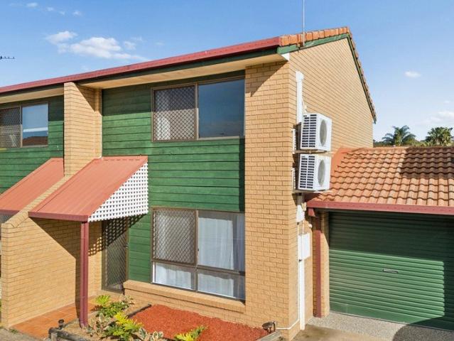 Well Kept & Move In Ready in a Gated Complex in Woodridge