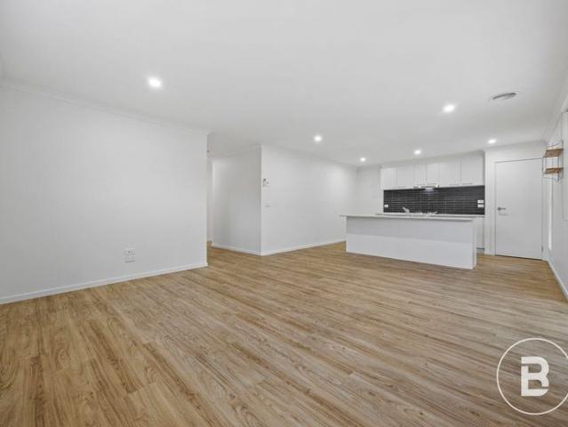 WELL KEPT MODERN DESIGN HOME IN QUIET CANADIAN COURT