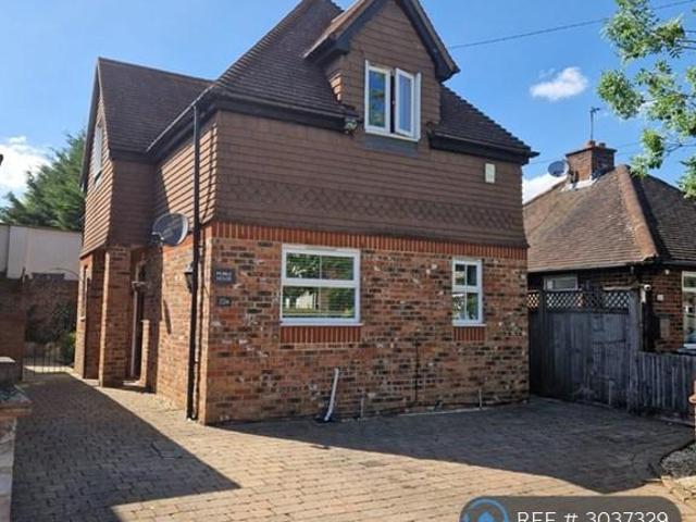 Well Lane, Woking, GU21 3 bed detached house to rent £2,750 pcm £635 pw