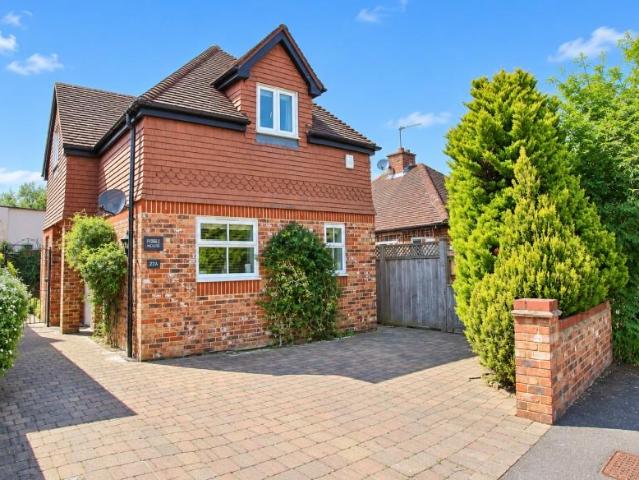 Well Lane, Woking GU21 3 bed detached house to rent £2,750 pcm £635 pw