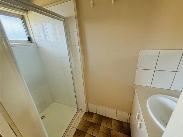 Well Located and Well Presented 2 Bedroom Unit!