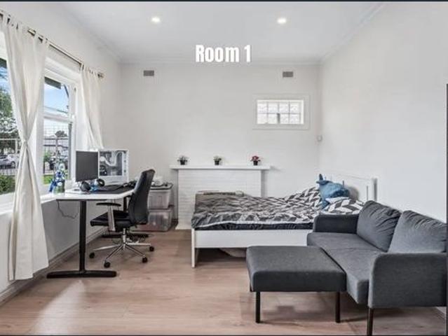 Sorry, all rooms at this property are now fully occupied. Please get in touch, as we have other rooms and properties available that may suit you!