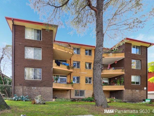 WELL LOCATED & REFRESHED GOOD SIZED APARTMENT