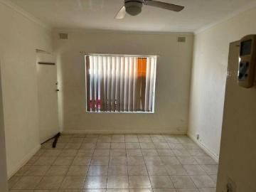 Well located unit close to bus, The Parade Norwood and good schools