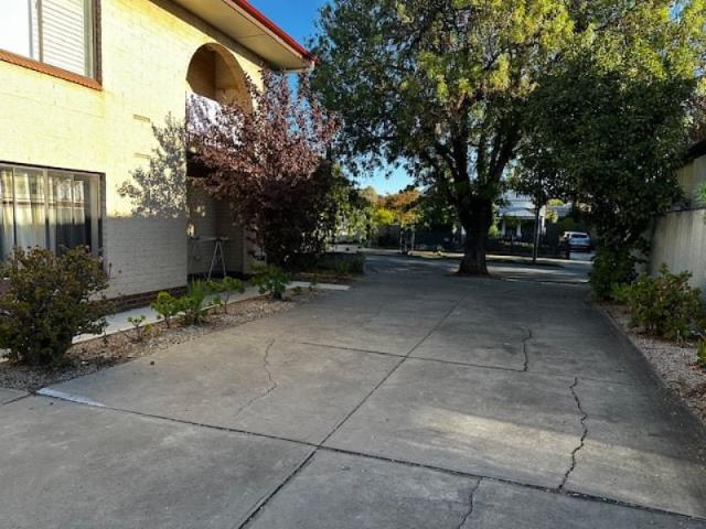 Well located unit close to bus, The Parade Norwood and good schools