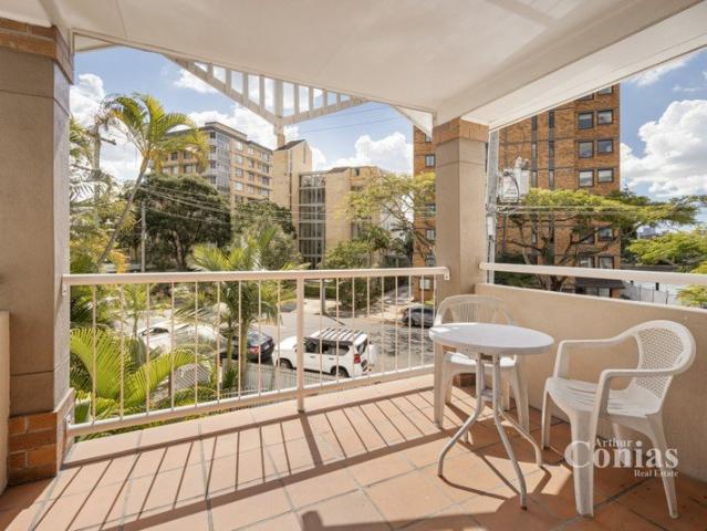Well Positioned St Lucia Apartment Close to It All