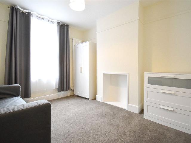 Well presented 4 bedroom end terrace Victorian property situated in this highly sought after area with excellent access to Addenbrookes Hospital and within walking distance of the railway station and City centre