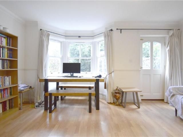 Well presented 4 bedroom town house to rent in central Cambridge offering excellent access to City centre, Addenbrookes Hospital and the Railway Station. Driveway parking for up to two cars. GCH. Unfurnished