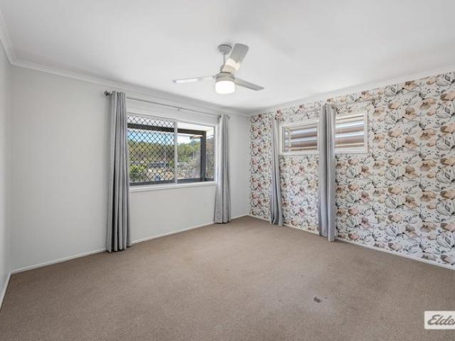 WELL PRESENTED 4 BEDROOM UPSTAIRS RESIDENCE IN CONVIENIENT LOCATION