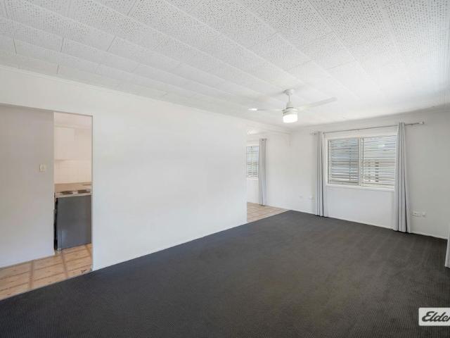 WELL PRESENTED 4 BEDROOM UPSTAIRS RESIDENCE IN CONVIENIENT LOCATION