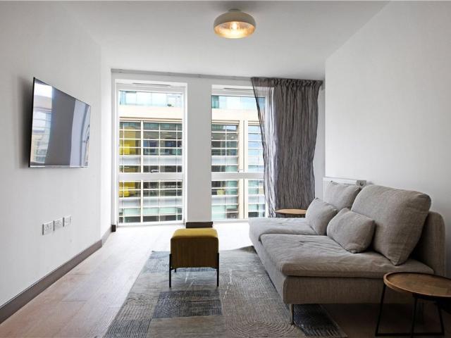 Well presented 1 bedroom 5th floor apartment situated within this prestigious development offering immediate access to the railway station and close proximity to the City centre. Video phone entry system. Furnished