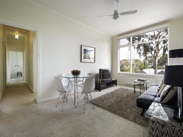 WELL PRESENTED 1 BEDROOM APARTMENT IN RIVERSIDE LOCATION!