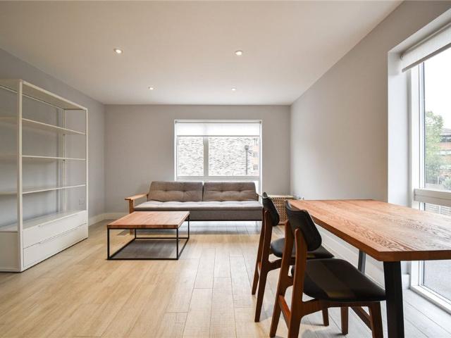 Well presented 1 bedroom apartment to rent situated just to the north of the City centre offering excellent access to the Science Parks and within walking distance of local amenities