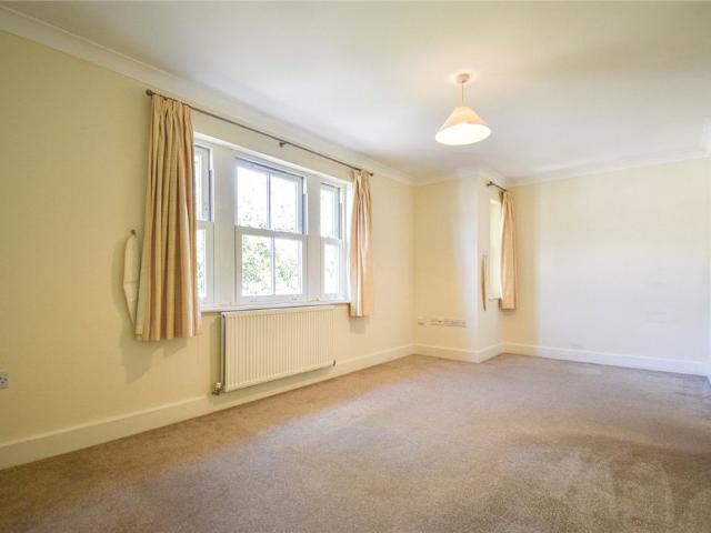 Well presented 1 bedroom first floor apartment to rent in this central location offering a short walk to the Beehive and city centre. Allocated Parking. Local Amenities Close By. Unfurnished