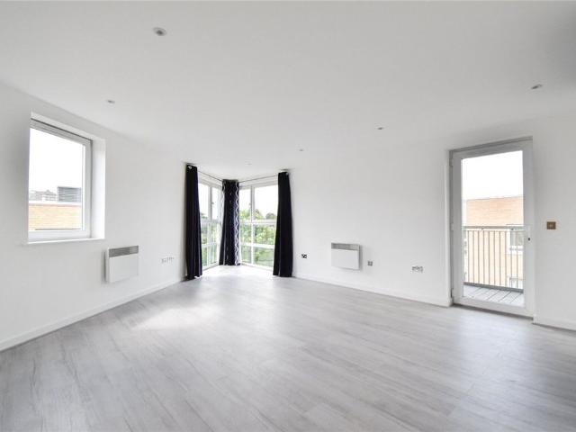 Well presented 2 bedroom apartment located within walking distance of the City centre and Railway Station. Electric heating. Communal Gardens. Unfurnished