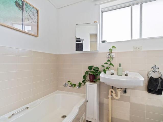 Well presented 2 bedroom apartment