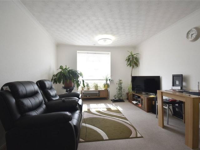 Well presented 2 bedroom bungalow to rent situated just to the east of the City offering excellent access to the Business Parks and Addenbrookes Hospital. Garage and driveway parking. Walking distance to High Street shops & School. Unfurnished