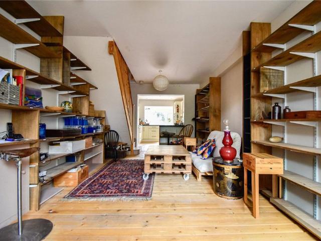 Well presented 2 bedroom end terrace Victorian house for rent within walking distance of the City centre and Grafton centre. Rear enclosed courtyard garden. Permit parking. GCH. Furnished