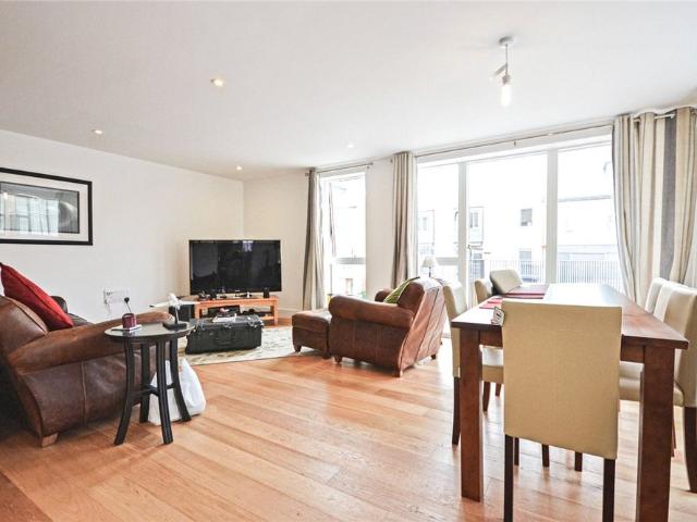 Well presented 2 bedroom first floor apartment at this prestigious development in Cambridge with unrivalled facilities. Underground Car Parking. Secure bike store. Usage of leisure facilities including Gym. On site Concierge service available. Unfurnished