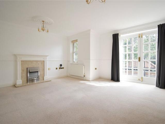 Well presented 2 bedroom first floor apartment situated in this prestigious and highly acclaimed The Grange development situated to the south side of the City, within walking distance of Addenbrookes Hospital and about 1 mile from the railway station. Unfurnished