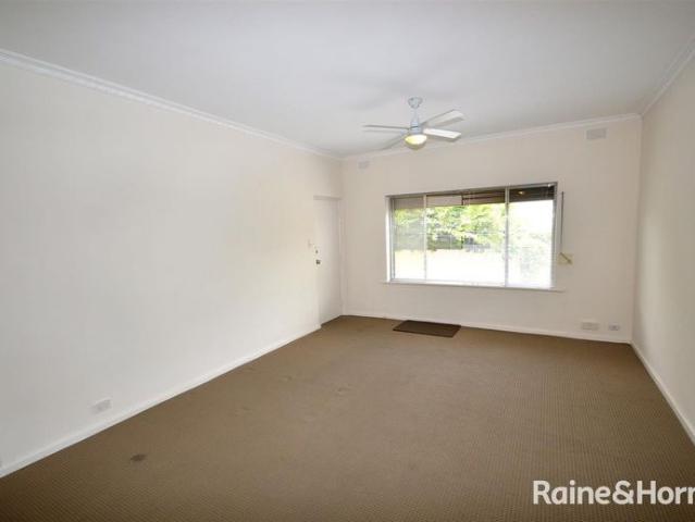Well Presented 2 Bedroom Unit in a Small Group. This will be internally a 6 month lease