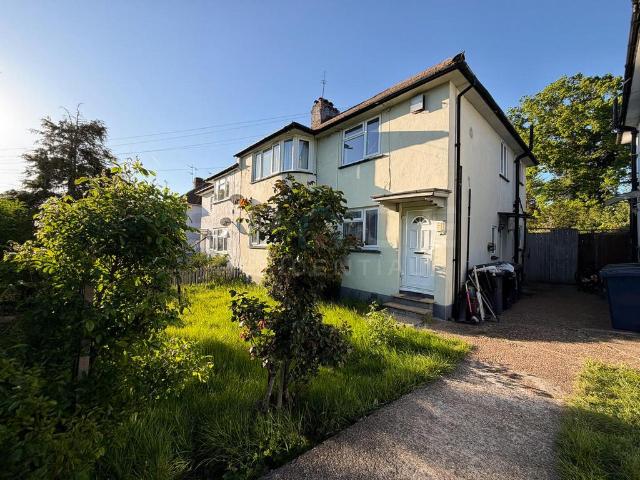 Well Presented 2 Double bedroom. 2 bed maisonette to rent £1,950 pcm £450 pw