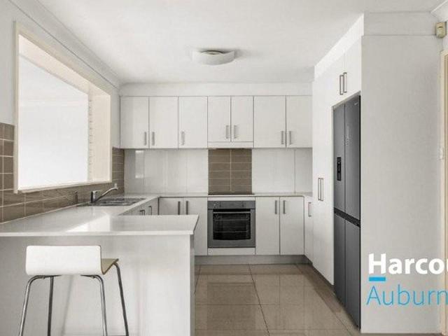 Well presented 3 bedroom house + large sunroom