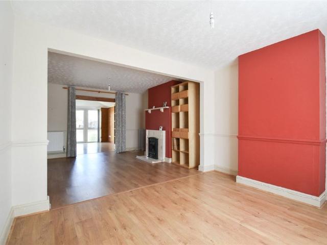 Well presented, 3 bedroom house situated just to the east of the City centre. Allocated parking. Enclosed Garden. GCH. Unfurnished