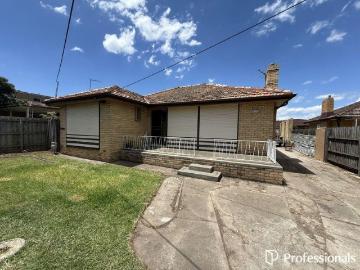 WELL PRESENTED 3 BEDROOM HOME WITH LARGE BRICK GARAGE AND OUTSTANDING PROSPECTS STCA