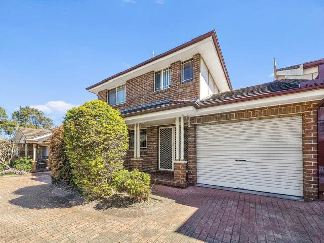 WELL PRESENTED 3 BEDROOM TOWNHOUSE WITH LOCK UP GARAGE