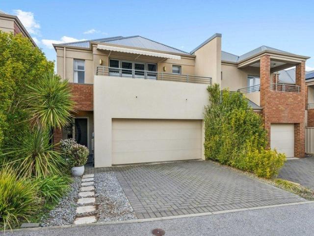 WELL PRESENTED THREE BEDROOM TOWNHOUSE