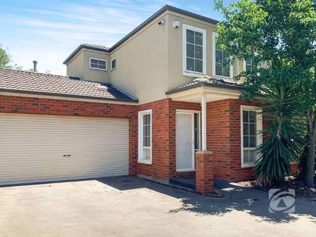 WELL PRESENTED THREE BEDROOM TOWNHOUSE WITH PRIVATE COURTYARD