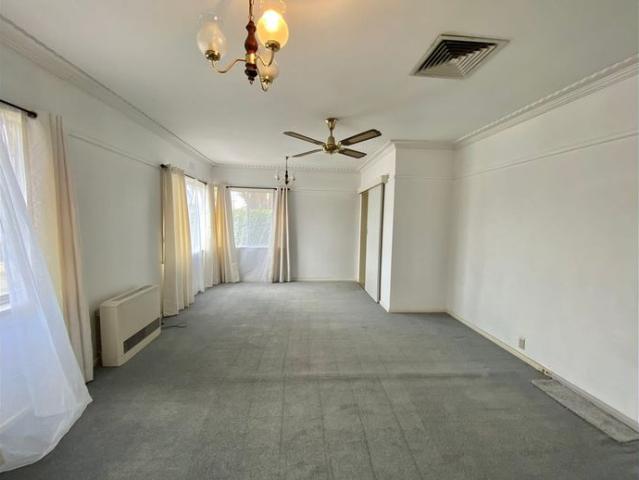 Well Presented Three Bedroom West End Home Close to schools and shops! Lawn maintenance included in rent!